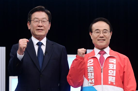 인천 계양구을 재·보궐 선거에 출마선언한 이재명 더불어민주당 후보와 윤형선 국민의힘 후보가 25일 오후 경기도 부천시 OBS경인TV 스튜디오에서 열린 계양구 선거관리위원회 주관 '국회의원 보궐선거 계양구을선거구 후보자 토론회' 시작에 앞서 기념 촬영을 하고 있다. © News1 국회사진취재단