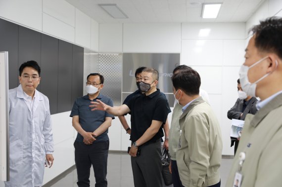 [서울=뉴시스] 구자은 LS그룹 회장(가운데)과 ㈜LS 명노현 사장(왼쪽 두번째)이 LS일렉트릭 청주사업장에서 세계등대공장으로 선정된 스마트공장 운영 현황을 점검하고 있다. (사진=LS그룹 제공). 2022.05.26. photo@newsis.com *재판매 및 DB 금지
