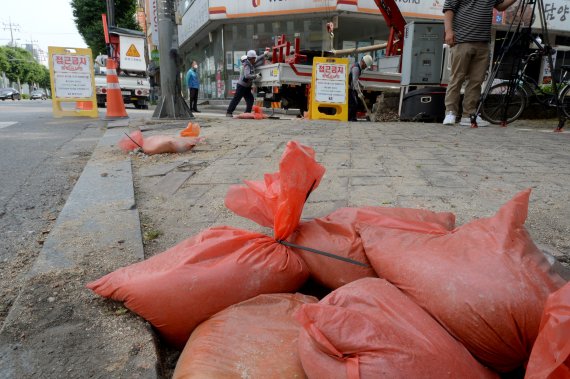 [광주=뉴시스] 김혜인 기자 = 25일 오전 광주 동구 계림동 한 도로에서 만취한 1t화물차량 운전자가 인도 위 보행자 2명을 들이받아 1명이 숨지고 1명이 크게 다쳤다. 사진은 차량 돌진으로 인도 진입 억제용 말뚝이 뽑힌 사고 현장. 2022.05.25.hyein0342@newsis.com