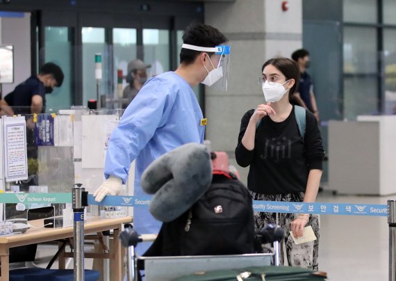방역당국이 해외에서 감염 사례가 잇따르는 원숭이두창의 국내 유입 방지를 위해 감시를 강화하겠다고 밝혔다. 인천국제공항에서 해외입국자를 검사하고 있다. 뉴스1 제공.