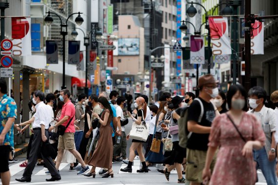 지난 8월 일본 도쿄에서 마스크 쓴 시민들이 거리를 걷고 있다. © 로이터=뉴스1 © News1 노선웅 기자