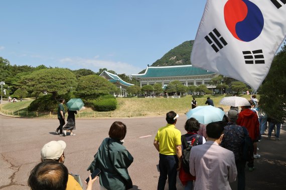 청와대 본관 내부와 대통령 관저 건물이 일반인들에게 개방된 26일 시민들이 청와대 본관 앞에서 줄지어 순서를 기다리고 있다.