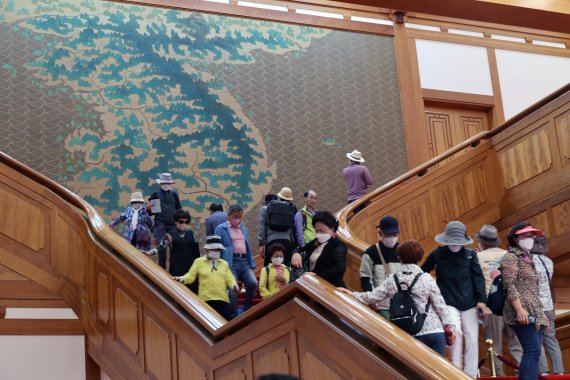 청와대 본관 내부와 대통령 관저 건물이 일반인들에게 개방된 26일 시민들이 청와대 본관을 둘러보며 기념촬영 하고 있다.