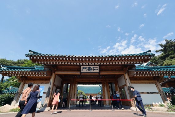 청와대 본관 내부와 대통령 관저 건물이 일반인들에게 개방된 26일 시민들이 청와대 관저를 둘러보며 기념촬영 하고 있다.