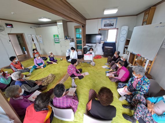 논산시 우리마을 주치의제 팀이 관내 한 마을회관에서 어르신 대상으로 건강관리 프로그램을 진행하고 있다.(논산시 제공)© 뉴스1