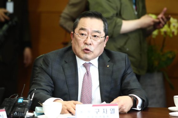 [서울=뉴시스] 국회사진기자단 = 21일 서울 종로구 통의동 대통령직인수위원회에서 열린 윤석열 대통령 당선인과 경제 6단체장과의 오찬 회동에 앞서 구자열 한국무역협회 회장이 인사말을 하고 있다. 2022.03.21. photo@newsis.com