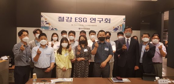 한국철강협회는 26일 포스코, 현대제철, 동국제강 등 15개사 30여명의 철강 ESG 관계자가 참석한 가운데 서울 페럼 타워에서 철강ESG 연구회를 발족했다. 한국철강협회 제공