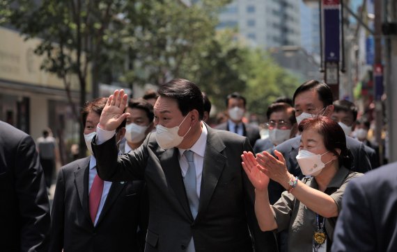 [서울=뉴시스] 윤석열 대통령이 24일 세계가스총회 개회식 참석 후 대구 근대골목에서 시민들과 인사하고 있다. (사진=대통령실 제공) 2022.05.24. photo@newsis.com *재판매 및 DB 금지