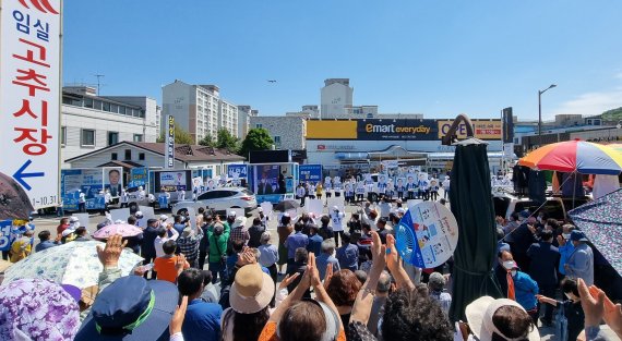 26일 전북 임실군 임실읍 임실시장 앞에서 장날을 맞아 제8회 전국동시지방선거와 관련한 후보들의 유세전이 펼쳐진 가운데 인파가 몰려있다.2022.5.26/© 뉴스1 이지선기자