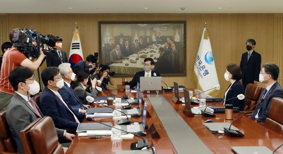 이창용 한국은행 총재(가운데)가 26일 서울 중구 한국은행에서 열린 금융통화위원회 회의에서 의사봉을 두드리고 있다. 사진공동취재단