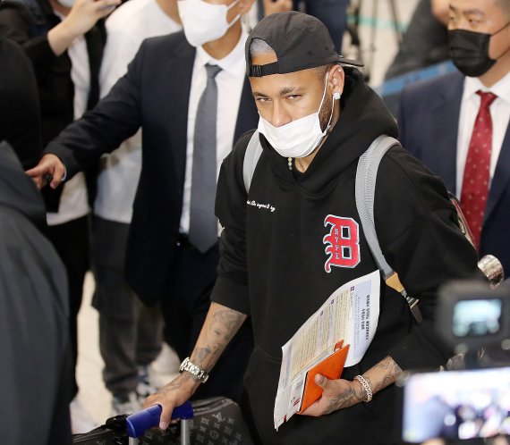 브라질 축구대표팀의 '슈퍼스타' 네이마르(파리 생제르맹)과 치치 감독이 대한민국과의 평가전을 위해 26일 오후 인천국제공항 제1터미널을 통해 입국하고 있다. 대한민국과 브라질의 경기는 오는 6월 2일 서울월드컵경기장에서 열린다. 2022.5.26/뉴스1 © News1 김진환 기자