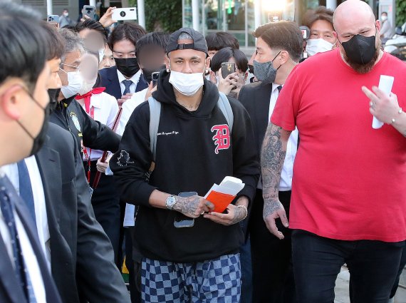 브라질 축구대표팀의 '슈퍼스타' 네이마르(파리 생제르맹)과 치치 감독이 대한민국과의 평가전을 위해 26일 오후 인천국제공항 제1터미널을 통해 입국 후 코로나19 검사센터로 향하고 있다. 대한민국과 브라질의 경기는 오는 6월 2일 서울월드컵경기장에서 열린다. 2022.5.26/뉴스1 © News1 김진환 기자