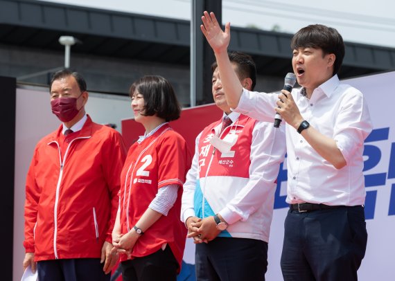 이준석 국민의힘 대표가 25일 오전 충남 예산군 예산읍장터에서 열린 김태흠 충남도지사 등 지역 출마자 유세 현장을 찾아 시민들에게 지지를 호소하고 있다. 2022.5.25/뉴스1 © News1 이재명 기자