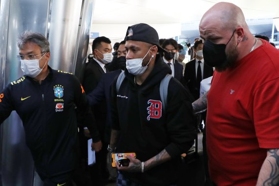 [인천공항=뉴시스] 조성우 기자 = 브라질 축구대표팀 네이마르가 26일 오후 인천국제공항 제1여객터미널을 통해 입국해 코로나 검사센터로 들어서고 있다. 2022.05.26. xconfind@newsis.com