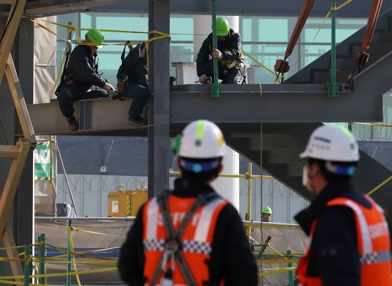 [인천공항=뉴시스] 조성우 기자 = 지난 1월26일 오후 인천국제공항 제2터미널 4단계 건설사업 현장에서 근로자들이 작업을 하고 있다. 사진은 해당 기사와 관련 없습니다. 2022.01.26. xconfind@newsis.com