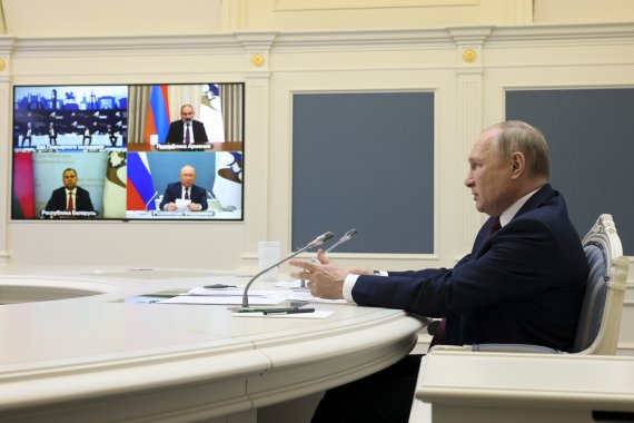 블라디미르 푸틴 러시아 대통령이 26일(현지시간) 러시아 모스크바에서 제1차 유라시아경제포럼에 화상으로 참석해 연설하고 있다.AP뉴시스