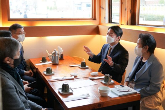 [서울=뉴시스] 전신 기자 = 안철수 인수위원장이 23일 과학기술교육 분과 박성중 간사, 김창경, 남기태 위원, 신용현 인수위 대변인과 오찬 겸 업무회의를 하고 있다. (사진=인수위원회 제공) 2022.03.23. photo@newsis.com *재판매 및 DB 금지