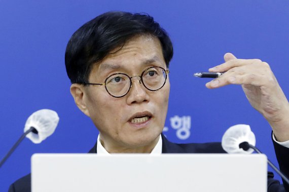 [서울=뉴시스] 최동준 기자 = 이창용 한국은행 총재가 지난 26일 서울 중구 한국은행에서 열린 기자간담회에서 기준금리 인상 등을 설명하고 있다. 2022.05.26. photocdj@newsis.com