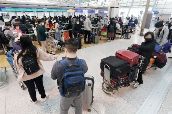 정부가 지난 21일 해외 입국자에 대한 자가격리(7일)를 면제한 가운데, 공항을 이용하는 승객이 증가한 것으로 나타났다. 27일 인천공항공사에 따르면 25~27일 인천공항을 이용한 승객은 4만 6926명으로, 일주일 전인 18~20일 4만 162명에 비해 16.84% 증가했다. 해외에서는 오미크론 정점이 지난 유럽·미주, 동남아 등 관광국가 위주로 무 격리 입국 허용 등 방역조치가 완화돼 여객은 더 늘어날 것으로 보인다. 1일 오전 인천국제공항 제1터미널 출국장이 해외 여행을 떠나려는 여행객들로 붐비고 있다. 2022.4.1/뉴스1