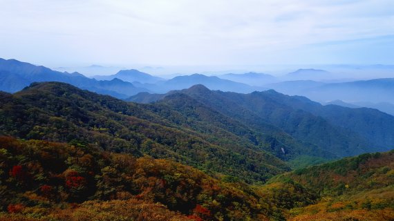 형제봉에서 바라본 소백산 자락. 그 너머의 산너울 © 뉴스1