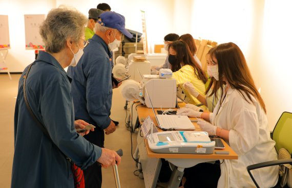 제8회 전국동시지방선거 투표일인 27일 오전 6시30분 광주 서구 상무1동 사전투표소 광주학생교육문화회관에 소중한 한표를 행사하기 위한 시민들의 이른 발걸음이 이어지고 있다. 2022.5.27/뉴스1 © News1 이수민 기자