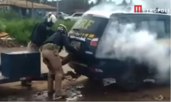 Um homem negro sufoca até a morte em um carro da polícia carregado com latas de gás lacrimogêneo no Brasil
