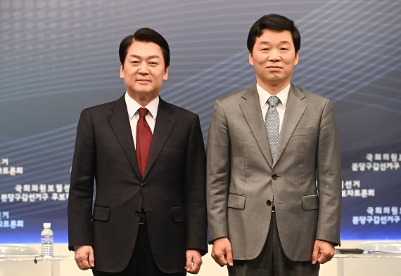 [성남=뉴시스] 김종택기자 = 26일 오후 경기도 성남시 아름방송 스튜디오에서 열린 '경기 성남시 분당갑 국회의원 보궐선거 후보자 토론회'에서 안철수 국민의힘 후보와 김병관 더불어민주당 후보가 토론회 시작 전 기념촬영을 하고 있다. 2022.05.26. jtk@newsis.com