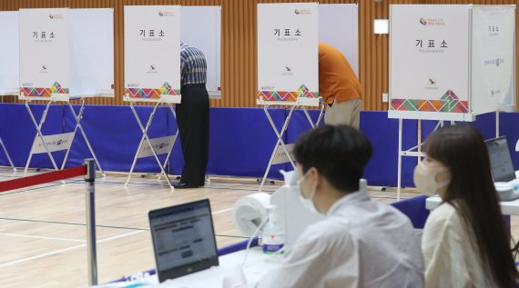 [세종=뉴시스] 강종민 기자 = 제8회 전국동시지방선거·국회의원 보궐선거 사전투표가 시작된 27일 오전 세종시 반곡동복합커뮤니티센터에서 유권자들이 소중한 한표를 행사하고 있다. 2022.05.27. ppkjm@newsis.com