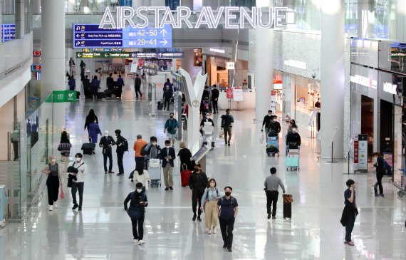 엔데믹으로 공항도 활기를 찾아가는 모습이다. 9일 오전 인천국제공항 제1터미널에서 출국하는 시민들이 면세점을 둘러보고 있다. 사진=뉴스1