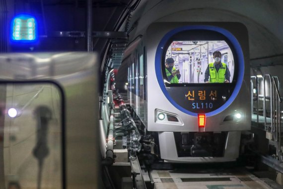 24일 오후 서울 동작구 신림선 보라매병원역을 향해 신림선 경전철 열차가 들어오고 있다. 여의도 샛강역에서 서울대 정문 앞을 연결하는 '신림선 도시철도'가 오는 28일 오전 5시30분부터 운행을 시작한다. 2022.5.24/뉴스1 © News1 민경석 기자