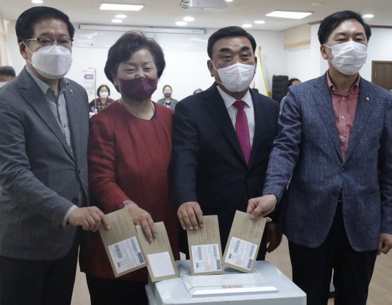 권명호 국민의힘 울산시당위원장(왼쪽부터)과 천기옥 동구청장 후보, 김두겸 울산시장 후보, 김기현 공동선거대책위원장이 제8회 전국동시지방선거 사전투표 첫날인 27일 울산 동구 남목3동행정복지센터 2층에 마련된 사전투표소에서 투표를 하고 있다. 2022.5.27/뉴스1 © News1 조민주 기자