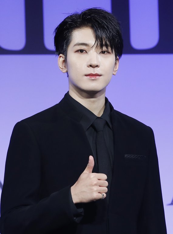그룹 세븐틴(SEVENTEEN) 원우가 27일 오전 서울 여의도 콘래드 호텔에서 진행된 정규 4집 '페이스 더 선(Face the Sun)' 발매 기념 글로벌 기자간담회에서 포즈를 취하고 있다. 2022.5.27/뉴스1 © News1 권현진 기자