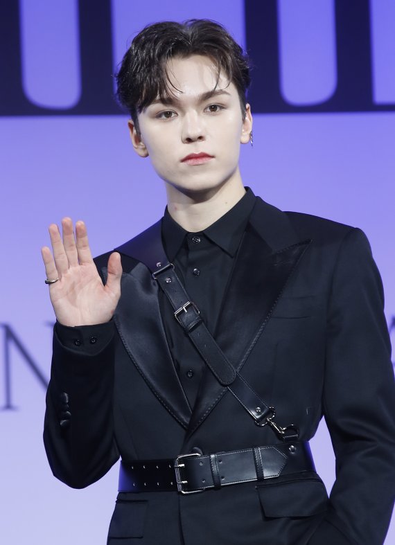 그룹 세븐틴(SEVENTEEN) 버논이 27일 오전 서울 여의도 콘래드 호텔에서 진행된 정규 4집 '페이스 더 선(Face the Sun)' 발매 기념 글로벌 기자간담회에서 포즈를 취하고 있다. 2022.5.27/뉴스1 © News1 권현진 기자