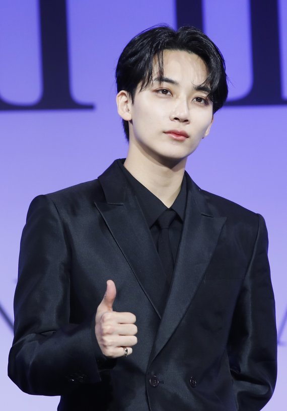 그룹 세븐틴(SEVENTEEN) 정한이 27일 오전 서울 여의도 콘래드 호텔에서 진행된 정규 4집 '페이스 더 선(Face the Sun)' 발매 기념 글로벌 기자간담회에서 포즈를 취하고 있다. 2022.5.27/뉴스1 © News1 권현진 기자