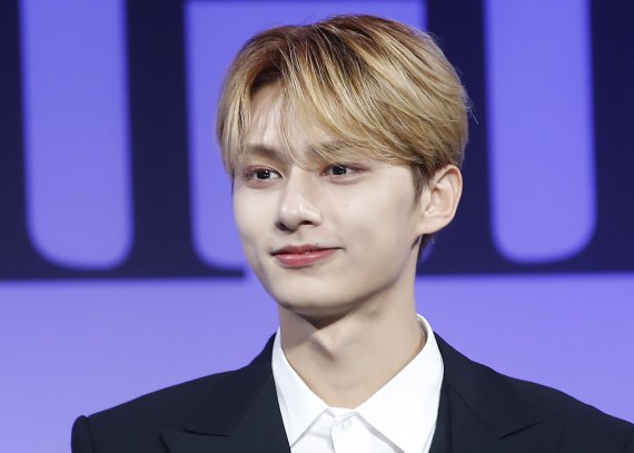 그룹 세븐틴(SEVENTEEN) 준이 27일 오전 서울 여의도 콘래드 호텔에서 진행된 정규 4집 '페이스 더 선(Face the Sun)' 발매 기념 글로벌 기자간담회에서 포즈를 취하고 있다. 2022.5.27/뉴스1 © News1 권현진 기자