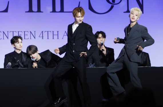 그룹 세븐틴(SEVENTEEN) 준, 호시(오른쪽)가 27일 오전 서울 여의도 콘래드 호텔에서 진행된 정규 4집 '페이스 더 선(Face the Sun)' 발매 기념 글로벌 기자간담회에서 신곡 포인트 안무를 선보이고 있다. 2022.5.27/뉴스1 © News1 권현진 기자