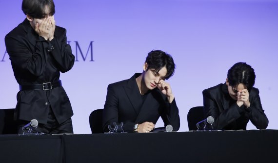 그룹 세븐틴(SEVENTEEN) 에스쿱스(왼쪽부터), 민규, 정한이 27일 오전 서울 여의도 콘래드 호텔에서 진행된 정규 4집 '페이스 더 선(Face the Sun)' 발매 기념 글로벌 기자간담회에서 '빌보드 1위'를 상상하며 귀여운 포즈를 취하고 있다. 2022.5.27/뉴스1 © News1 권현진 기자