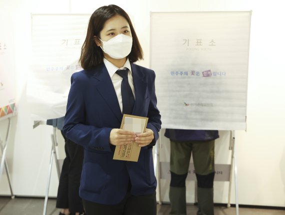 [광주(경기)=뉴시스] 김종택 기자 = 박지현 더불어민주당 상임선대위원장이 27일 오전 경기도 광주시 남한산성아트홀에 설치된 사전투표소에서 투표를 하고 있다. 2022.05.27. photo@newsis.com