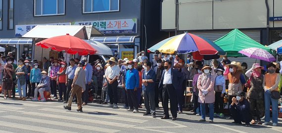 27일 6·1지방선거 사전투표가 시작된 가운데 진도 5일장이 열린 조금시장에서 유세를 듣고 있는 주민들.2022.5.27/뉴스1