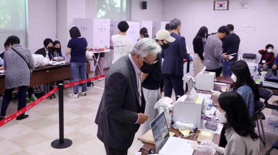 제8회 전국동시지방선거 사전투표 첫날인 27일 전북 전주시 서신동 주민센터에 마련된 사전투표소에서 유권자들이 투표를 하고 있다. 2022.5.27/뉴스1 © News1 유경석 기자