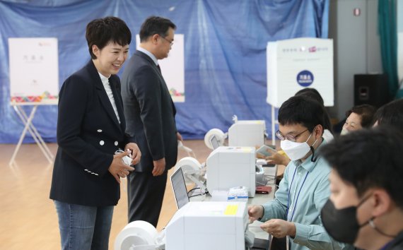 [성남=뉴시스] 국회사진기자단 = 김은혜 국민의힘 경기도지사 후보가 27일 오전 경기 분당구 운중동 행정복지센터에 마련된 사전투표소에서 신원확인을 위해 마스크를 벗고 있다. 2022.05.27. photo@newsis.com