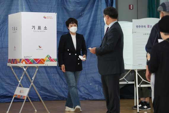[성남=뉴시스] 국회사진기자단 = 김은혜 국민의힘 경기도지사 후보가 27일 오전 경기 분당구 운중동 행정복지센터에 마련된 사전투표소에서 기표 뒤 나오고 있다. 2022.05.27. photo@newsis.com