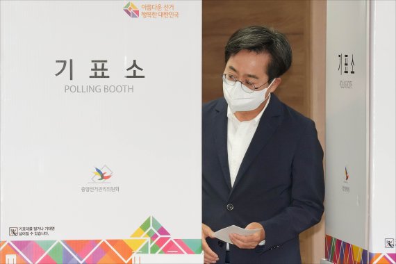 [수원=뉴시스] 국회사진기자단 = 김동연 더불어민주당 경기도지사 후보가 27일 오전 경기도 수원시 영통구 광교1동 행정복지센터에 마련된 사전투표소에서 투표용지에 기표를 마친 후 기표소를 나오고 있다. 2022.05.27. photo@newsis.com