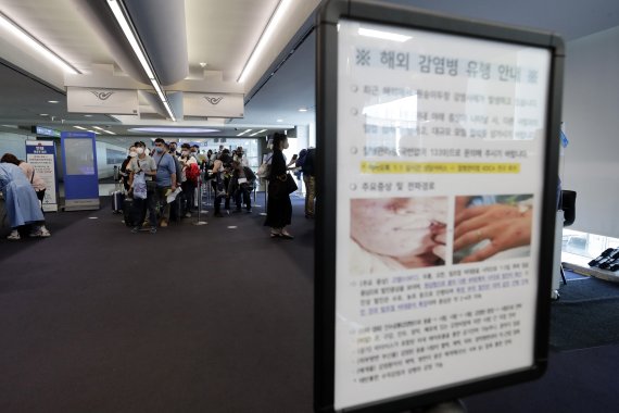 [인천공항=뉴시스] 최동준 기자 = 최근 해외에서 원숭이 두창 감염사례가 발생하고 있는 27일 오전 인천국제공항 제1여객터미널 입국장에서 독일 프랑크푸르트와 우즈베키스탄발 탑승객들이 검역을 받기 위해 대기하고 있는 가운데 원숭이 두창 안내문이 게시되어 있다. (공동취재사진) 2022.05.27. photo@newsis.com