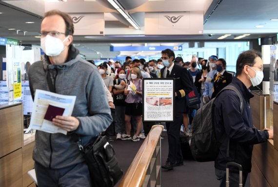 [인천공항=뉴시스] 최동준 기자 = 최근 해외에서 원숭이 두창 감염사례가 발생하고 있는 27일 오전 인천국제공항 제1여객터미널 입국장에서 독일 프랑크푸르트와 우즈베키스탄발 탑승객들이 검역을 받기 위해 대기하고 있는 가운데 원숭이 두창 안내문이 게시되어 있다. (공동취재사진) 2022.05.27. photo@newsis.com