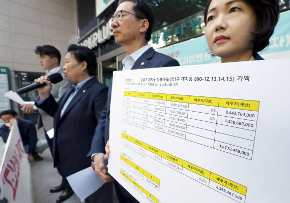 [서울=뉴시스] 조성우 기자 = 정성호 김동연 더불어민주당 경기도지사 후보 선거대책위원회 총괄상임선대위원장과 선대위 위원장들이 27일 오전 서울 강남구 다봉타워 빌딩 앞에서 김은혜 국민의힘 경기도지사 후보의 재산 허위 신고 의혹 규탄 기자회견을 하고 있다. 2022.05.27. xconfind@newsis.com