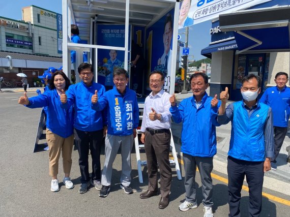 27일 홍영표 국회의원(전 더불어민주당 원내대표, 오른쪽에서 3번째)이 전북 순창을 찾아 최기환 순창군수 후보(왼쪽에서 3번째)의 선거운동을 지원하고 있다.2022.5.27/© 뉴스1