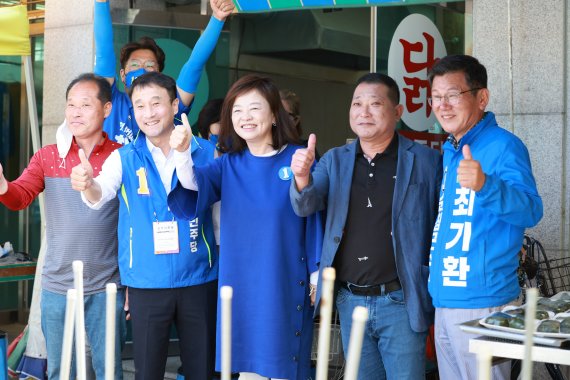 지난 26일 한병도·진선미 국회의원(왼쪽에서 2, 3번째)이 전북 순창을 방문해 최기환 전북 순창군수 후보(맨 오른쪽) 선거운동을 돕고 있다.2022.5.27/© 뉴스1