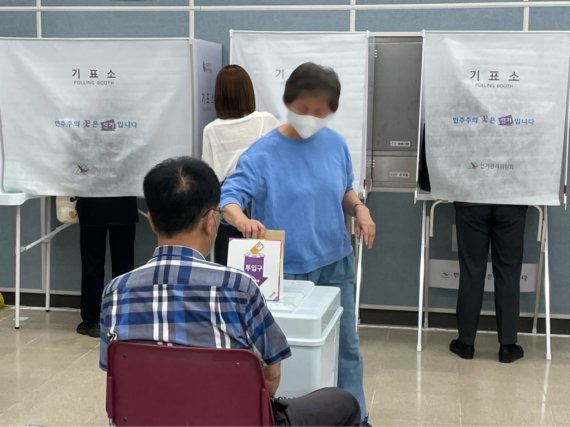 27일 오후 부산 남구 대연제3동 행정복지센터에 마련된 사전투표소에서 유권자가 투표용지를 투표함에 넣고 있다.2022.5.27/ ©뉴스1 이유진 기자