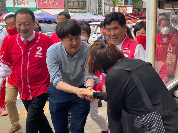 27일 이준석 국민의힘 대표가 제천 내토시장을 방문해 시장 상인과 인사를 나누고 있다.© 뉴스1 조영석 기자